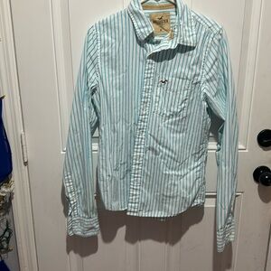 Hollister button down shirt size medium